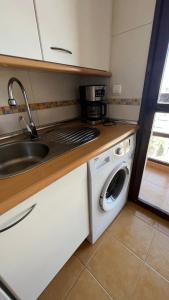 Kuchnia lub aneks kuchenny w obiekcie Apartments Madrid Suite Aeropuerto, IFEMA