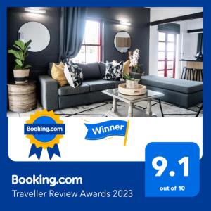 巴利托的住宿－Palm Cove - 31 Akrotiri Santorini，客厅配有沙发和桌子
