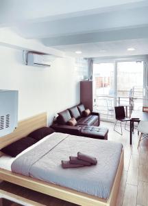 um quarto com uma cama grande e um sofá em CAMP NOU & FiRA BUSINESS LOFTS em Barcelona