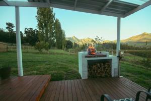 un camino su una terrazza con vista sulle montagne di Riverlea Farm Self-Catering Unit a George
