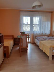 1 Schlafzimmer mit 2 Betten und einem Fenster in der Unterkunft Pokoje Magda in Władysławowo