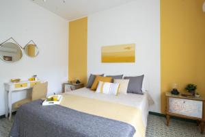 A bed or beds in a room at Casa Derosa in Sorrento Centro