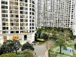 - une vue sur un grand complexe d'appartements avec des bâtiments dans l'établissement Căn hộ 1 phòng ngủ Royal City, à Hanoï