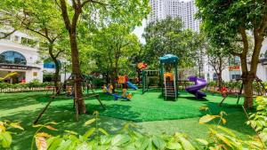 - un parc avec une aire de jeux pour enfants dans l'établissement Căn hộ 1 phòng ngủ Royal City, à Hanoï