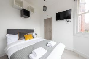 Ένα ή περισσότερα κρεβάτια σε δωμάτιο στο The Anson Hotel - Conveniently Located Sweet Space Near Transportation Stations