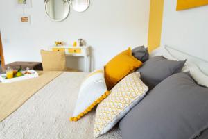 A bed or beds in a room at Casa Derosa in Sorrento Centro