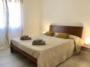 um quarto com uma cama com duas toalhas em Panoramic Apartment em Malcesine
