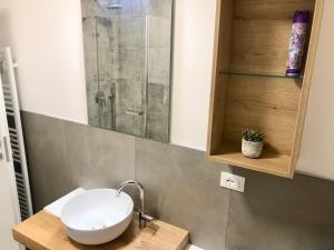 uma casa de banho com um lavatório e um chuveiro em Panoramic Apartment em Malcesine