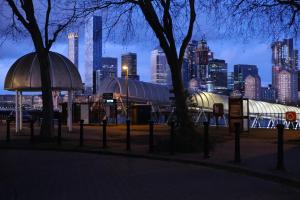 un perfil urbano con cúpulas en un parque por la noche en Transom Close, en Londres