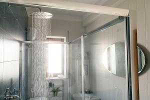 A bathroom at Casa Derosa in Sorrento Centro Még 37 kép