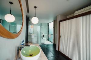 Ein Badezimmer in der Unterkunft Javana Royal Villas