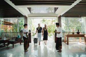 eine Gruppe von Menschen steht in einem Raum in der Unterkunft Javana Royal Villas in Seminyak + 37 Fotos