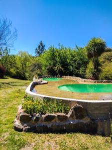 una piscina en un patio paisajista con árboles y arbustos en Del Sol a la Montaña EcoLodge - Turismo Consciente en Potrero de Garay