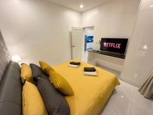 TV a/nebo společenská místnost v ubytování View Talay Villas - Luxury, 2 Bedroom - private pool villa, 500m from Jomtien beach - VTV 45
