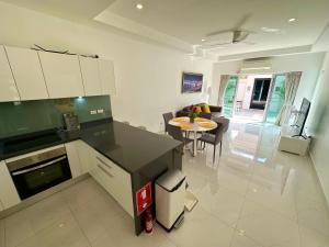 Kuchyň nebo kuchyňský kout v ubytování View Talay Villas - Luxury, 2 Bedroom - private pool villa, 500m from Jomtien beach - VTV 45