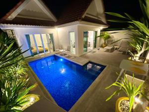 Bazén v ubytování View Talay Villas - Luxury, 2 Bedroom - private pool villa, 500m from Jomtien beach - VTV 45 nebo v jeho okolí