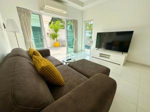 TV a/nebo společenská místnost v ubytování View Talay Villas - Luxury, 2 Bedroom - private pool villa, 500m from Jomtien beach - VTV 45
