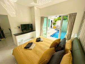 TV a/nebo společenská místnost v ubytování View Talay Villas - Luxury, 2 Bedroom - private pool villa, 500m from Jomtien beach - VTV 45