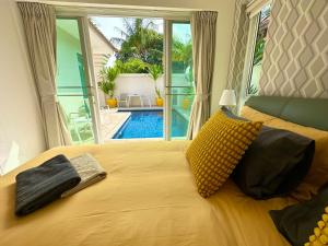 Bazén v ubytování View Talay Villas - Luxury, 2 Bedroom - private pool villa, 500m from Jomtien beach - VTV 45 nebo v jeho okolí