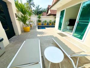 Balkón nebo terasa v ubytování View Talay Villas - Luxury, 2 Bedroom - private pool villa, 500m from Jomtien beach - VTV 45