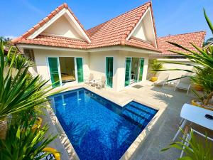 Bazén v ubytování View Talay Villas - Luxury, 2 Bedroom - private pool villa, 500m from Jomtien beach - VTV 45 nebo v jeho okolí