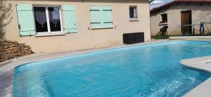 una piscina frente a una casa en Logement 50M2 à 20mn Lyon 15 mn Eurexpo et Groupama Stadium 
