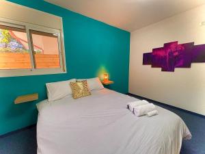 a bedroom with a white bed and a window at וילת שגיא - חופשה כפרית ליד הכנרת - Sagi Villa in Yavneʼel