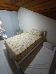 a bed in a room with a wall at Flat Monte Castelo Gravatá in Gravatá