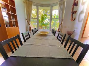 een eettafel met een gele plaat erop bij וילת שגיא - חופשה כפרית ליד הכנרת - Sagi Villa in Yavneʼel