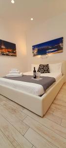 duże białe łóżko w sypialni ze stołem w obiekcie BARBARA Classy Apartment 101 w Syrakuzach