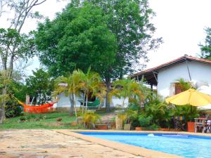 Colinas de Barichara في باريكارا: منزل به مسبح وأرجوحة أمامه
