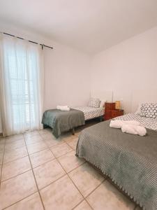 パシート・ブランコにあるPasito Blanco Holiday Home - Casa Yairanのベッドルーム1室(ベッド2台付)が備わります。