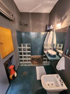 a bathroom with a sink and a toilet in it at Confortable Habitacion en casa particular con baño compartido in Buenos Aires