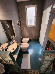 baño con 2 aseos y lavamanos en Confortable Habitacion en casa particular con baño compartido en Buenos Aires