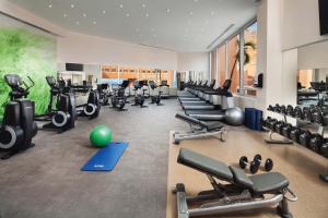 une salle de sport avec plusieurs tapis de course et appareils d'exercice dans l'établissement The Westin Los Cabos Resort Villas - Baja Point, à El Bedito