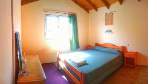 Habitación pequeña con cama y ventana en OHANA DEPARTAMENTOS DÚPLEX. en Tandil