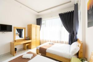 Hải Âu Villa Hotel في Ấp Kim Thạch: غرفه فندقيه بسرير ونافذه