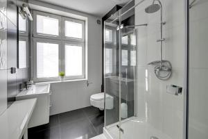 a bathroom with a shower and a toilet and a sink at Glamour przestronny apartament obok Monte Cassino by Grand Apartments in Sopot