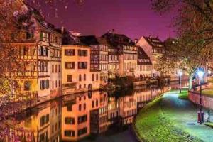 vista para um rio em uma cidade à noite em Studio Strasbourg centre em Estrasburgo