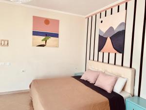 een slaapkamer met een bed en een schilderij aan de muur bij Family Tree - quiet area -SELF check in in Golem