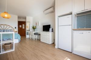Il comprend une chambre avec un lit, un bureau et une cuisine. dans l'établissement Apartamento Veramar, à Fuengirola