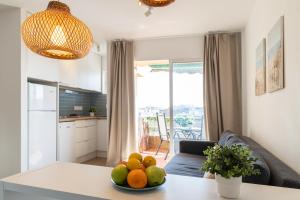 - un salon avec une table et un bol de fruits dans l'établissement Apartamento Veramar, à Fuengirola