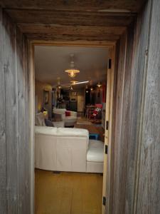 uma vista para uma sala de estar com um sofá branco em Fyne Byre Cottage - Barn Conversion with Hot Tub em Cairndow