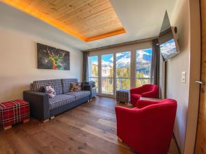 a living room with a couch and two chairs at Risa in Arosa