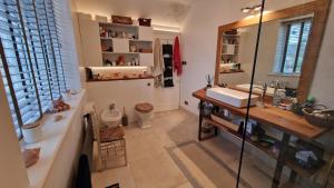 3 Bedroom Country Family Home near Masham في ماشام: حمام مع مغسلة وحوض استحمام +20 صورة