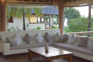 - un salon avec un canapé et une table basse dans l'établissement Kileleni, à Kilindoni