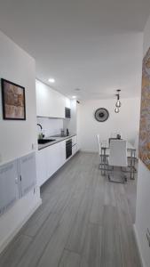 A kitchen or kitchenette at Casilla de Costa Luxury home