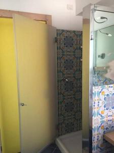 ガリポリにあるCasa Beata 3の黄色のドア、バスルーム(シャワー付)