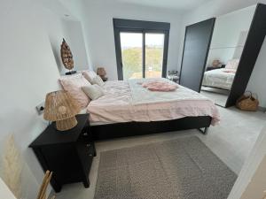 sypialnia z dużym łóżkiem i lustrem w obiekcie Casa de Recreo w mieście Benajarafe +37 zdjęć