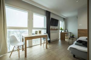 sypialnia z biurkiem i łóżkiem oraz łóżkiem i biurkiem w obiekcie WiguryTower Apartaments 63' w Łodzi